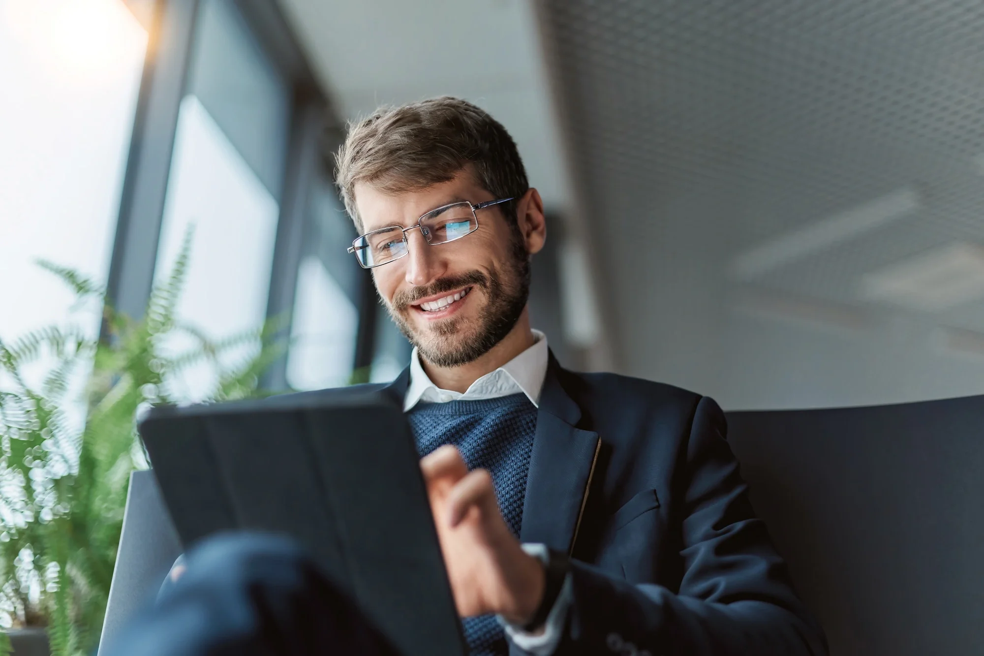 Finance-Profi arbeitet entspannt mit SALinvoice auf dem Tablet